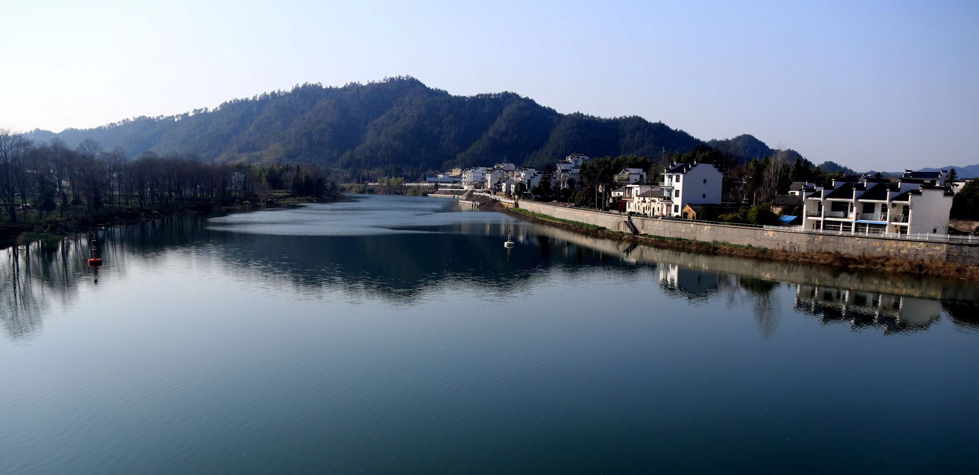 皖休寧縣：天藍水碧月潭湖　新安山居養(yǎng)生地