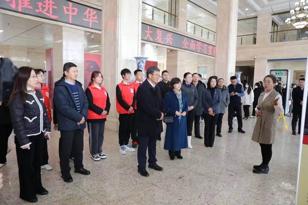 哈爾濱師範(fàn)大學(xué)舉辦「永恆的豐碑」雷鋒精神專題展