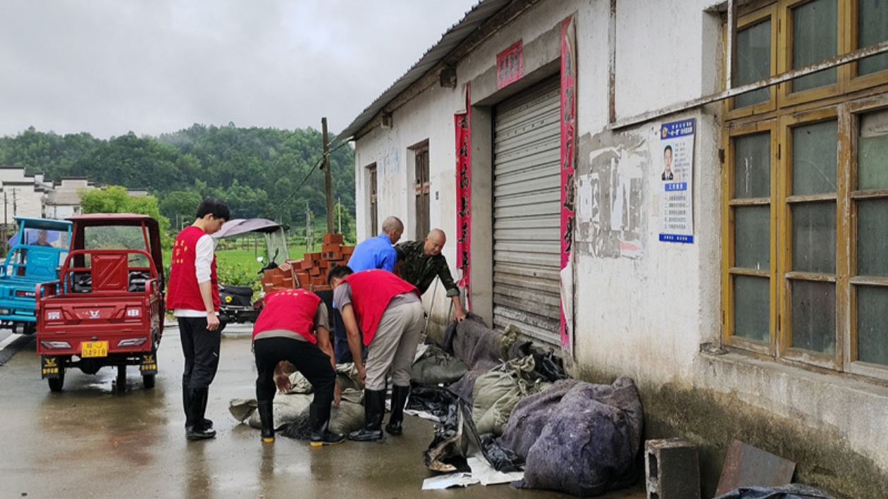 【黃山防汛救災(zāi)見聞錄】黟縣漁亭鎮(zhèn)：暴雨如注沖在前 「好人」凌鵬顯擔(dān)當(dāng)