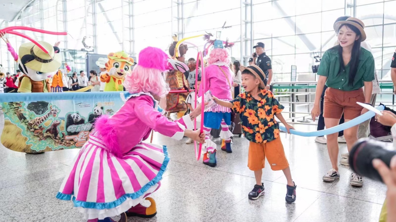 有片∣航空+文旅助力羊城「出圈」 白雲(yún)機(jī)場舉辦「動(dòng)物派對」