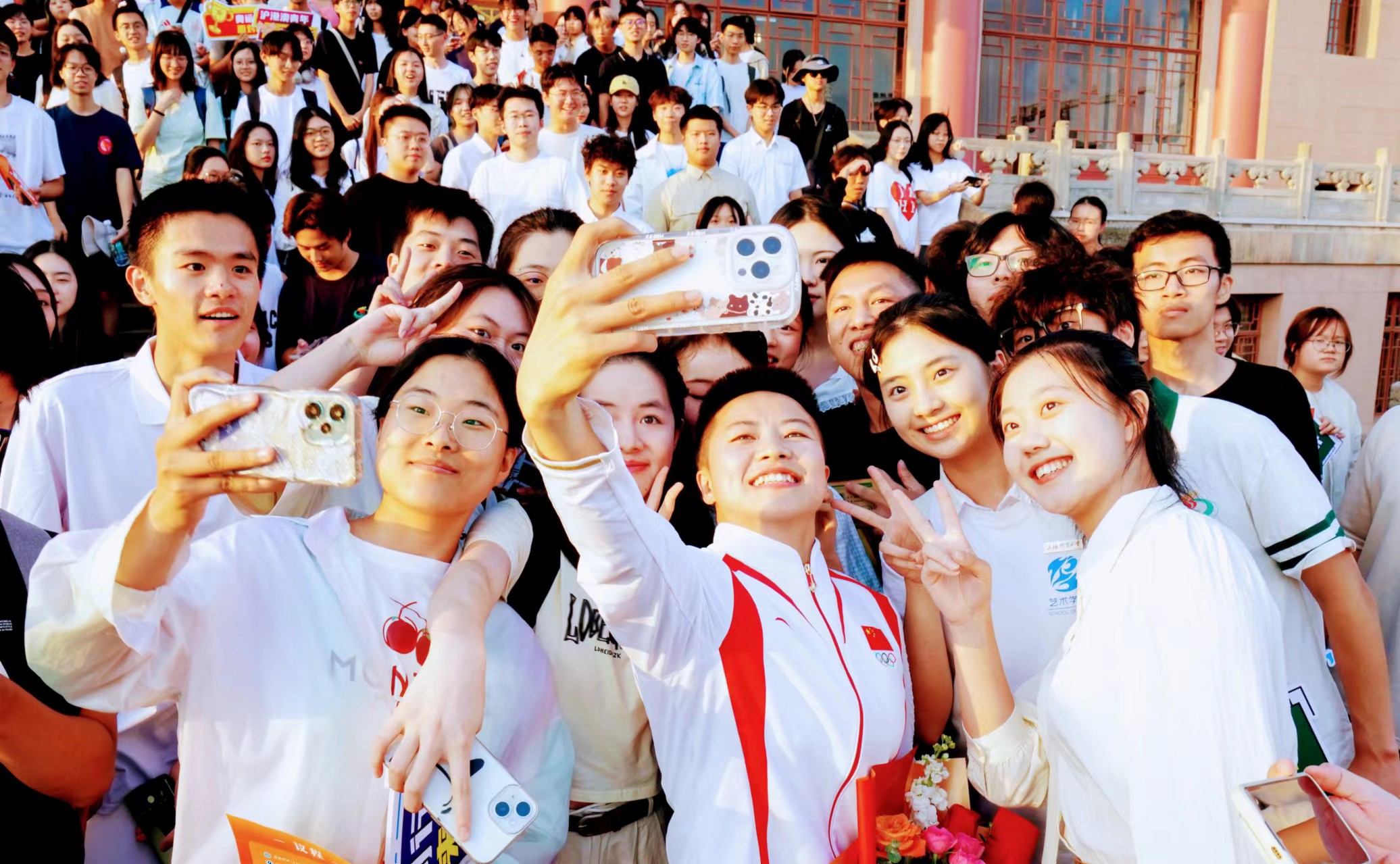 在滬港澳大學(xué)生與奧運(yùn)選手面對(duì)面