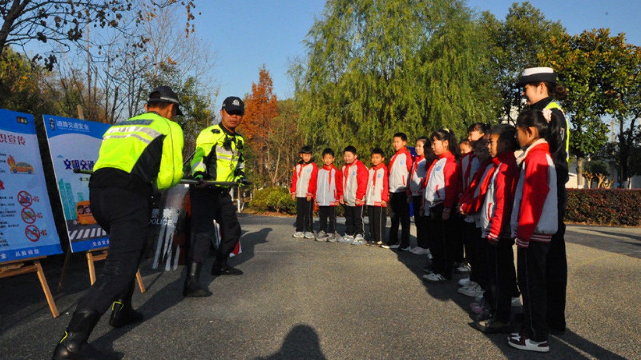 皖黟縣：主題公園學(xué)交規(guī) 沉浸體驗(yàn)零距離