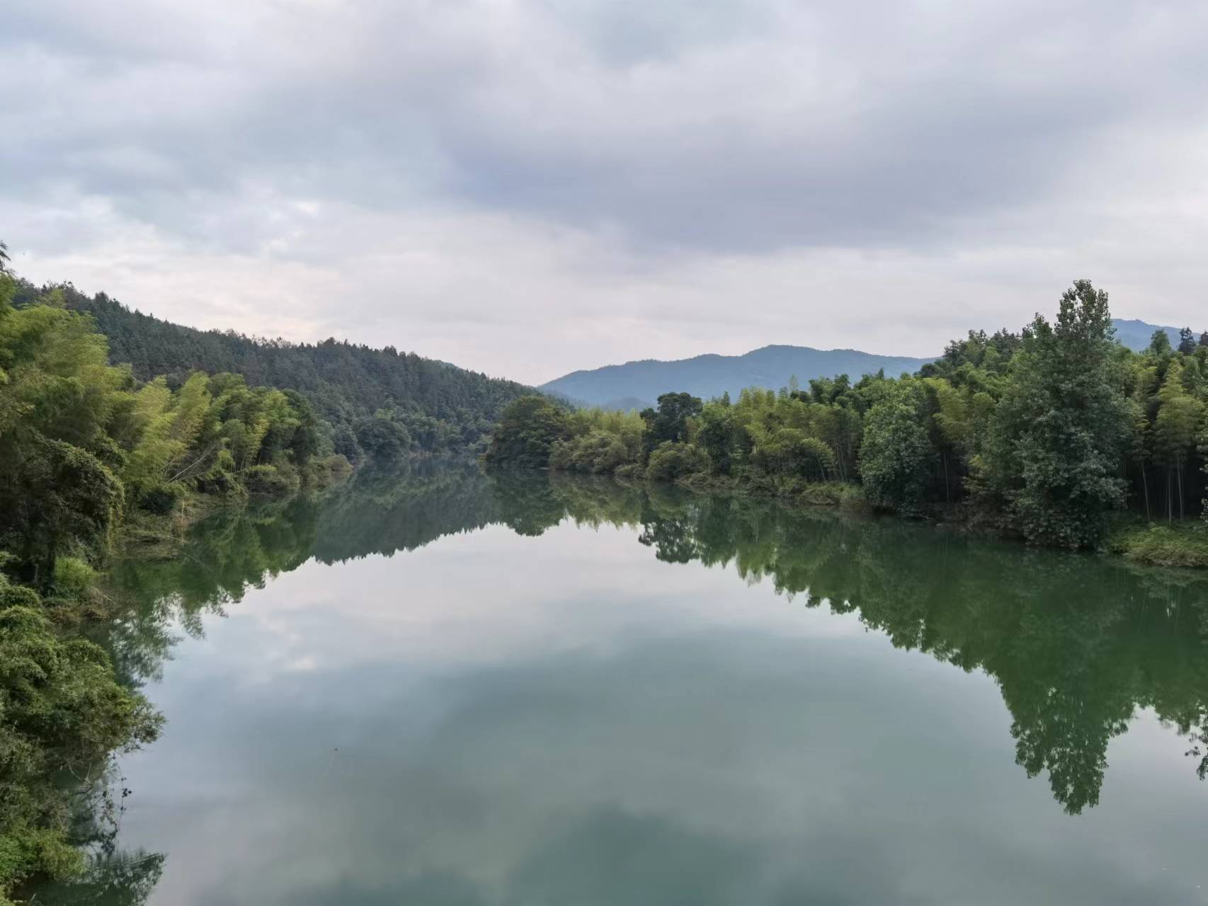 圖二 河道兩翠綠，河水清澈.jpg