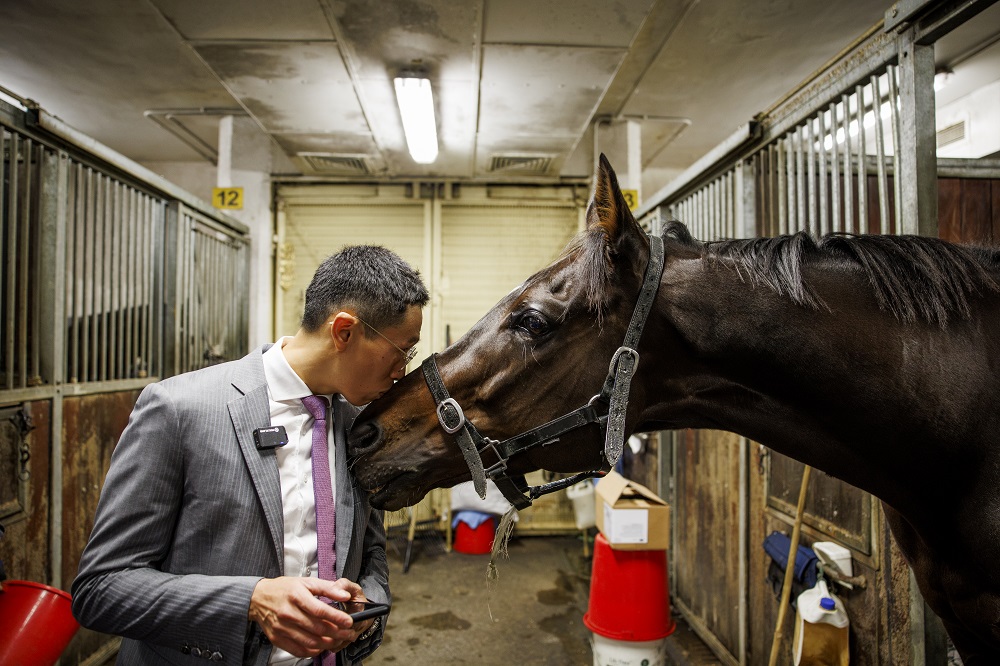 HKJC_Jockey Vincent Ho visits Golden Sixty at trainer Francis Lui’s stableafter victory in the LONGINES Hong Kong Mile_10 December, 2023_?Alex Evers, Hong Kong Jockey Club.jpg