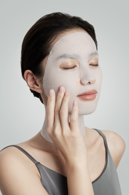 mtm labo_custom-blended collagen mask_model_3.jpg